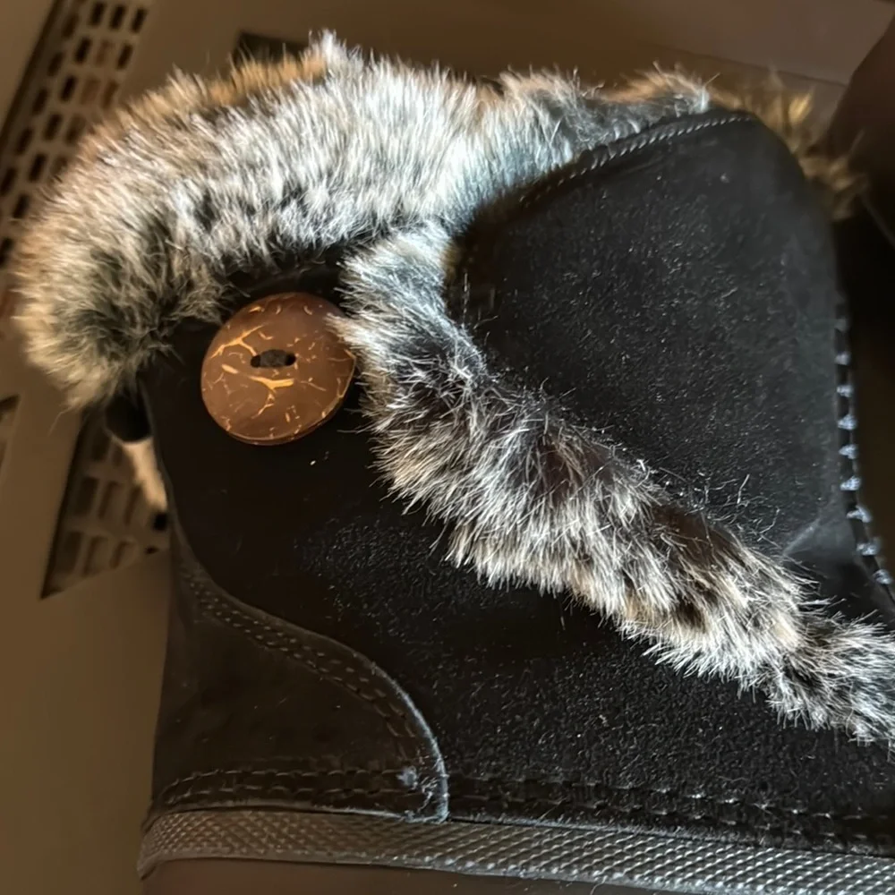 Women's Black Fur-Lined Winter Boots by Bear 🐾 Paw  Nearly New Size 8  👜 36